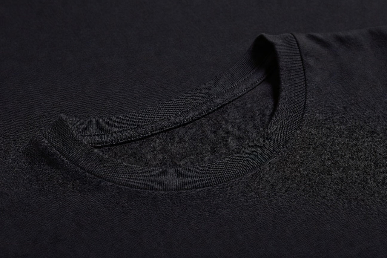 Camiseta Negra Detail